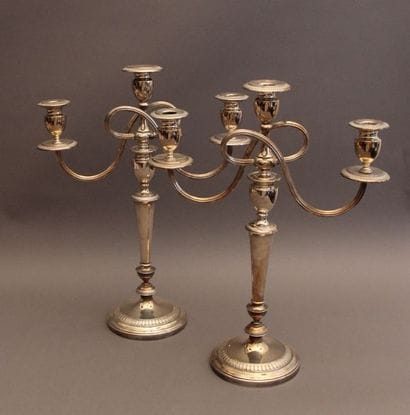 Paire de candélabres en argent 800°/°° à...