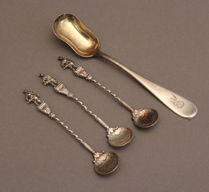 Petite cuillère de service en argent et vermeil...
