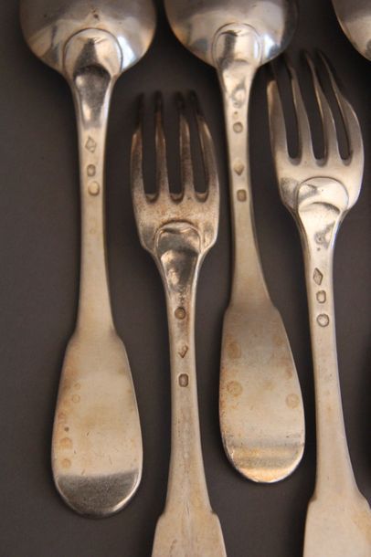 Lot de huit fourchettes et quatre cuillers...