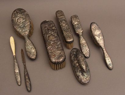 Lot de brosses à monture en argent 800°/°°...