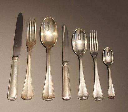 Partie de ménagère en argent à motif de goudrons...
