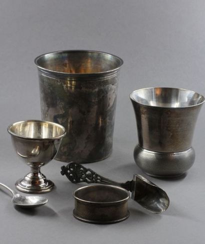 Lot en argent : - Timbale 950°/°° chiffrée,...