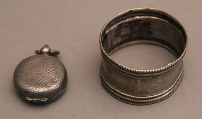 Un rond de serviette en argent 950°/°° guilloché,...