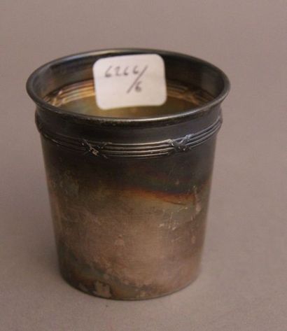 Victor DEMARE orfèvre Petite timbale en argent...