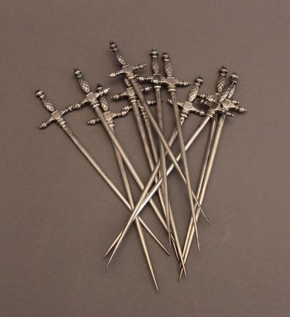 CHRISTOFLE Douze brochettes en métal argenté...