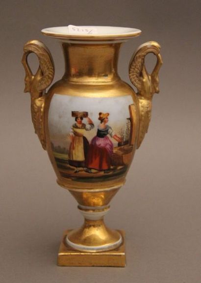 *Petit vase sur piédouche à deux anses en...