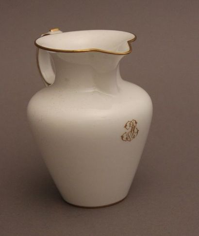 Manufacture de SEVRES Pot à lait en porcelaine...