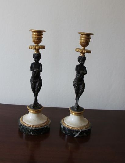 *Paire de bougeoirs en bronze à patine brune...