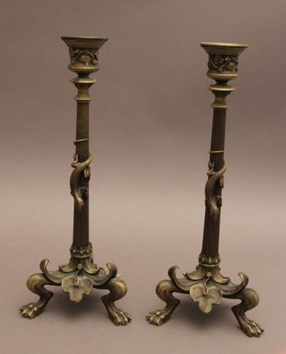 *Paire de bougeoirs en bronze patiné, le...