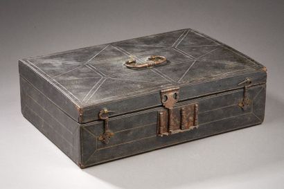Coffret rectangulaire en bois garni de cuir,...