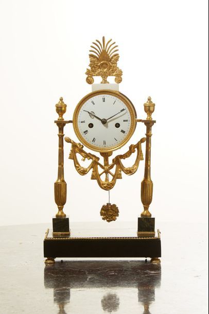 Pendule portique en bronze doré et marbre...