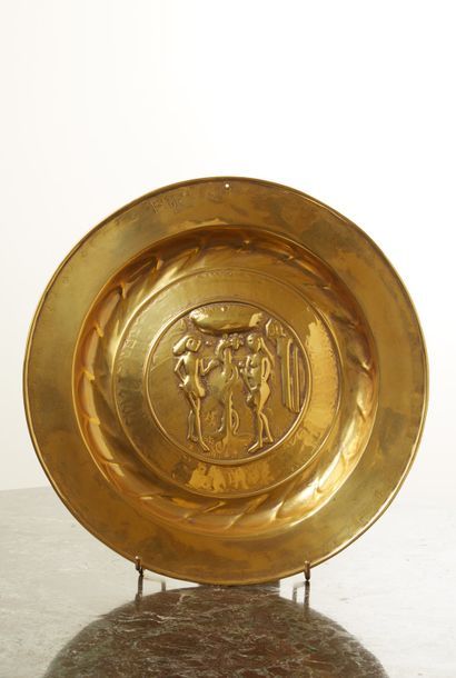 Plat de quête en cuivre repoussé à décor...