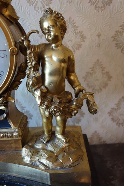 Pendule à poser en bronze doré, composée...