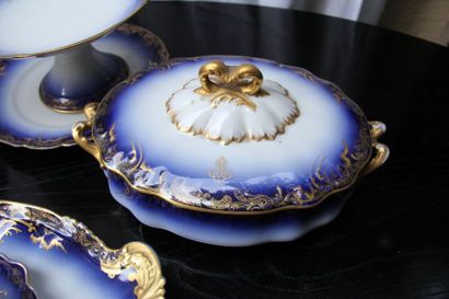Partie de service de table en porcelaine...