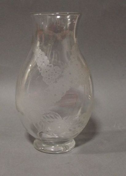 BACCARAT Vase en cristal gravé de fleurs,...
