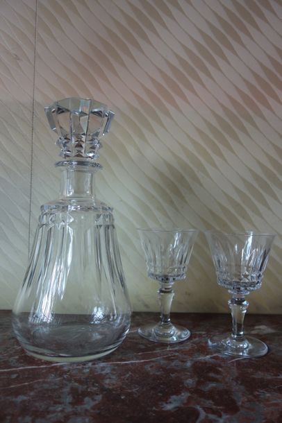 BACCARAT Carafe et deux verres à vin sur...