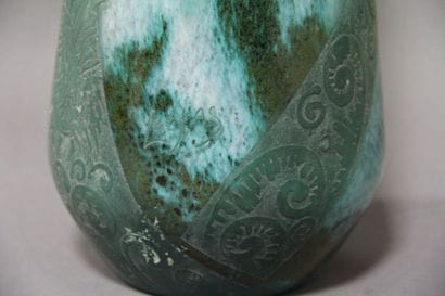 LEGRAS Vase de forme piriforme en verre marbré...