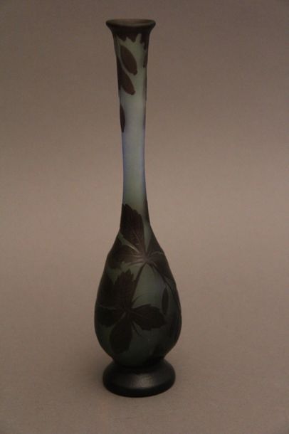 GALLE Petit vase en verre gravé à l'acide...