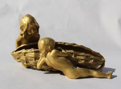 Raoul LARCHE (1860-1912) Centre de table...
