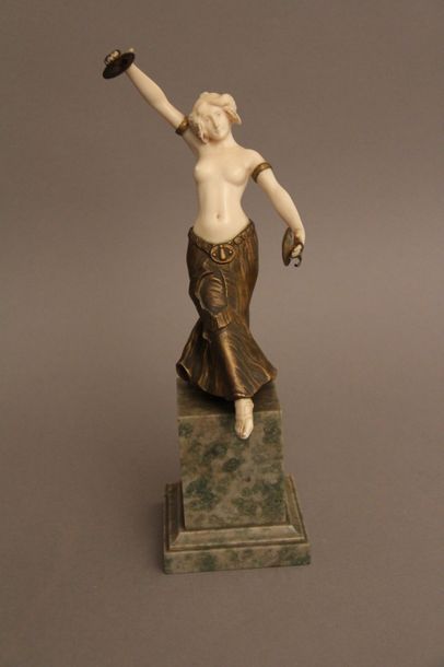 Louis SOSSON (actif 1905-1930) Danseuse nue...