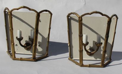 BAGUES Paire de lanternes d'applique en bronze...