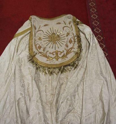 Chape, XIXème siècle, damas crème, décor...