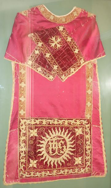 Chasuble en velours à décor brodé de fils...