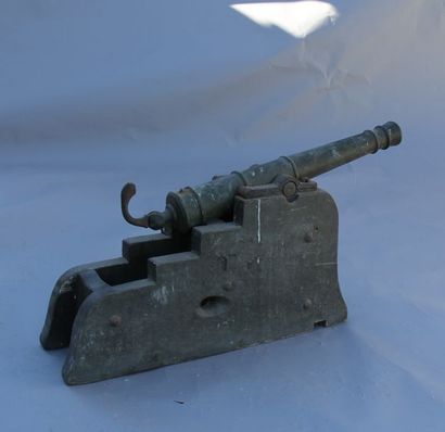 Canon en bronze reposant sur son fut en bois...
