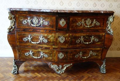 Commode tombeau galbée toutes faces en placage...