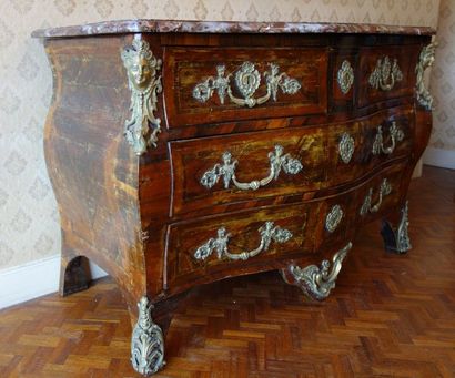 Commode tombeau galbée toutes faces en placage...