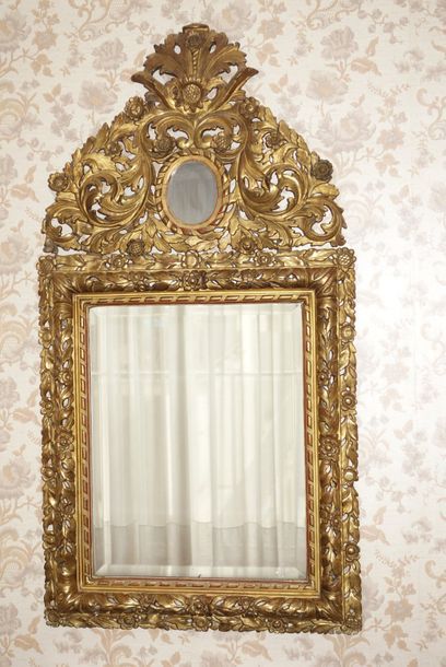 Miroir rectangulaire en bois sculpté et redoré...