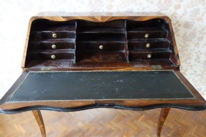 Secrétaire en pente en placage de palissandre...