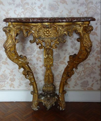 Petite console d’entre-deux en bois sculpté...