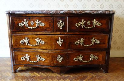 Commode à façade cintrée en placage de palissandre...