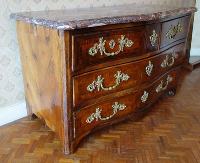 Commode à façade cintrée en placage de palissandre...