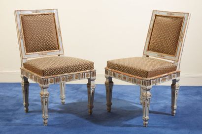 Paire de chaises à châssis à dossier carré...