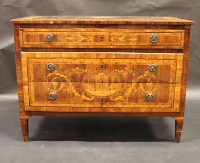 Commode en bois de placage à trois tiroirs...