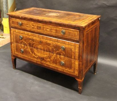 Commode en bois de placage à trois tiroirs...