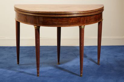 Table à jeux de forme demi-lune en placage...