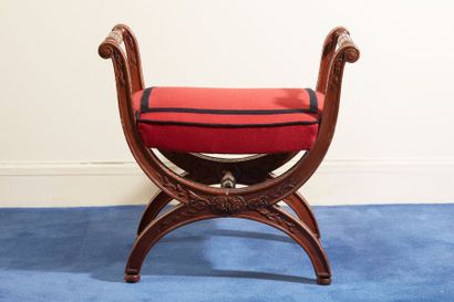 Tabouret curule en bois teinté acajou, à...
