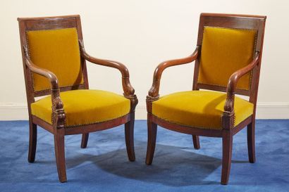 Deux fauteuils en acajou et placage d’acajou...