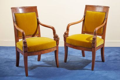 Paire de fauteuils en acajou et placage d’acajou...