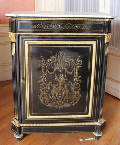 Meuble à hauteur d'appui en placage d'ébène...