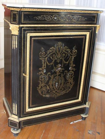 Meuble à hauteur d'appui en placage d'ébène...
