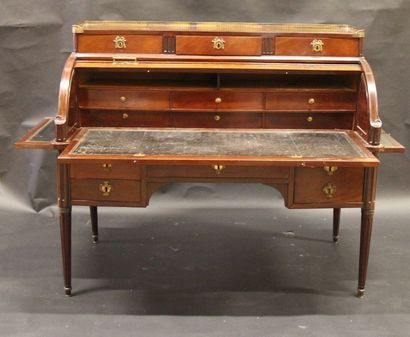 Bureau cylindre à lamelles en acajou et placage...