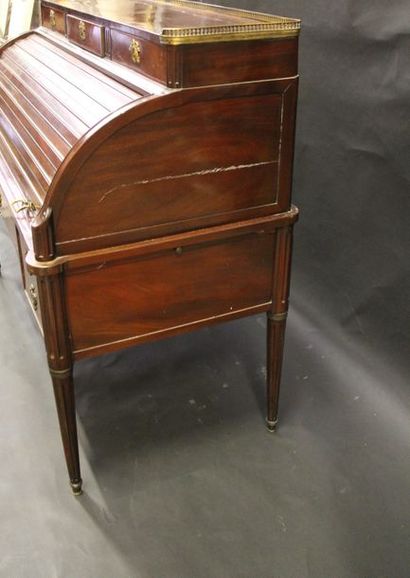 Bureau cylindre à lamelles en acajou et placage...