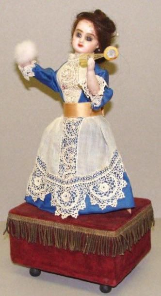 Automate sur socle figurant une femme se...