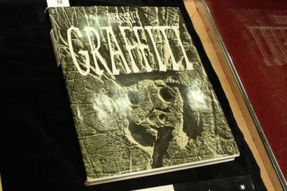 BRASSAÏ
Graffiti. Illustrations en noir....