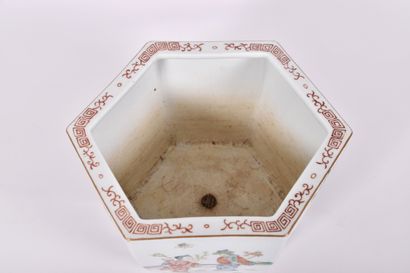 Chine début XXe s, Jardinière en porcelaine...