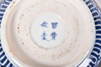 Japon, Imari XXe s, Jatte sur talon en porcelaine...